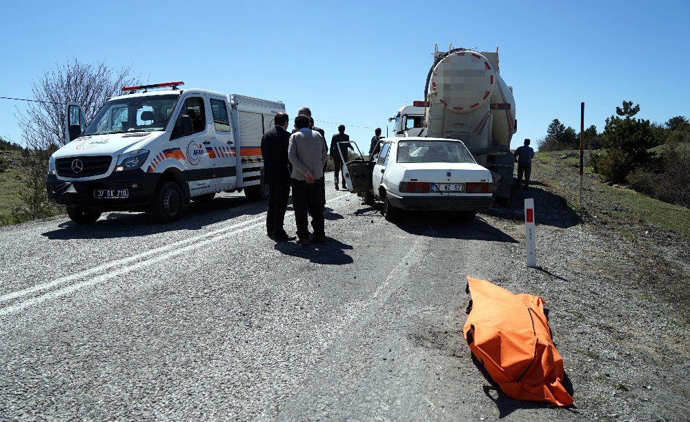 Arıza Yapan Beton Mikserine Otomobil Çarptı: 1 Ölü