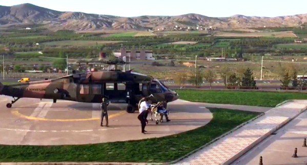 Yılanın Isırdığı Genç Kız Askeri Helikopterle Hastaneye Kaldırıldı