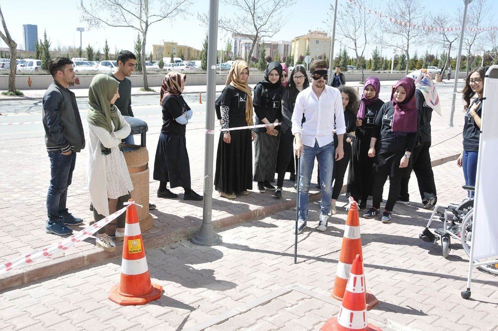 Selçuk Üniversitesi’nde Engeller Empati Yolu İle Aşılıyor