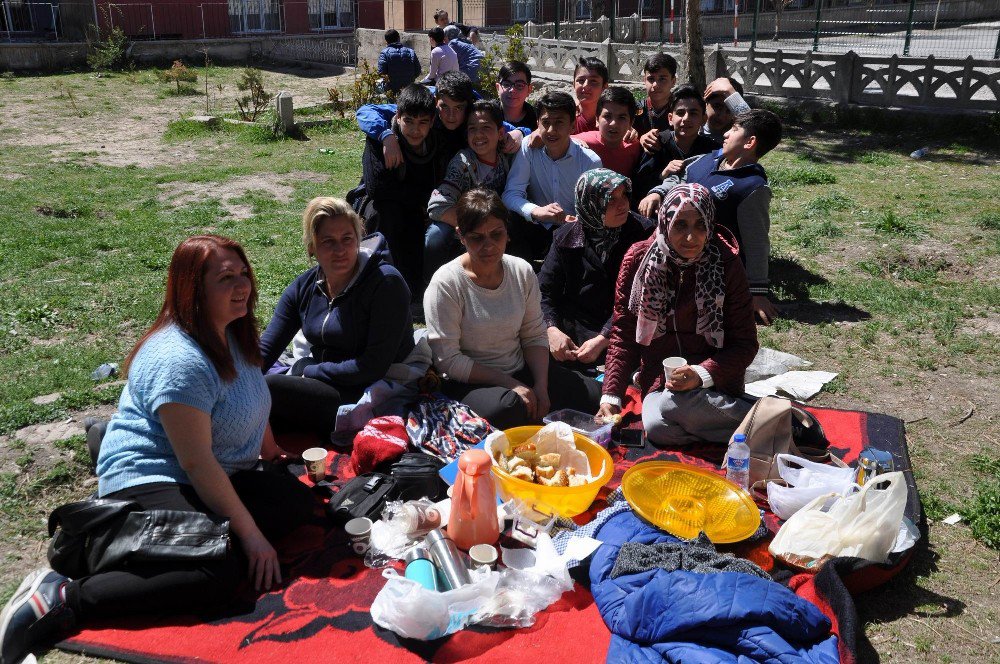 Öğrenciler Sınavda Ter Dökerken Aileler Piknik Yaptı