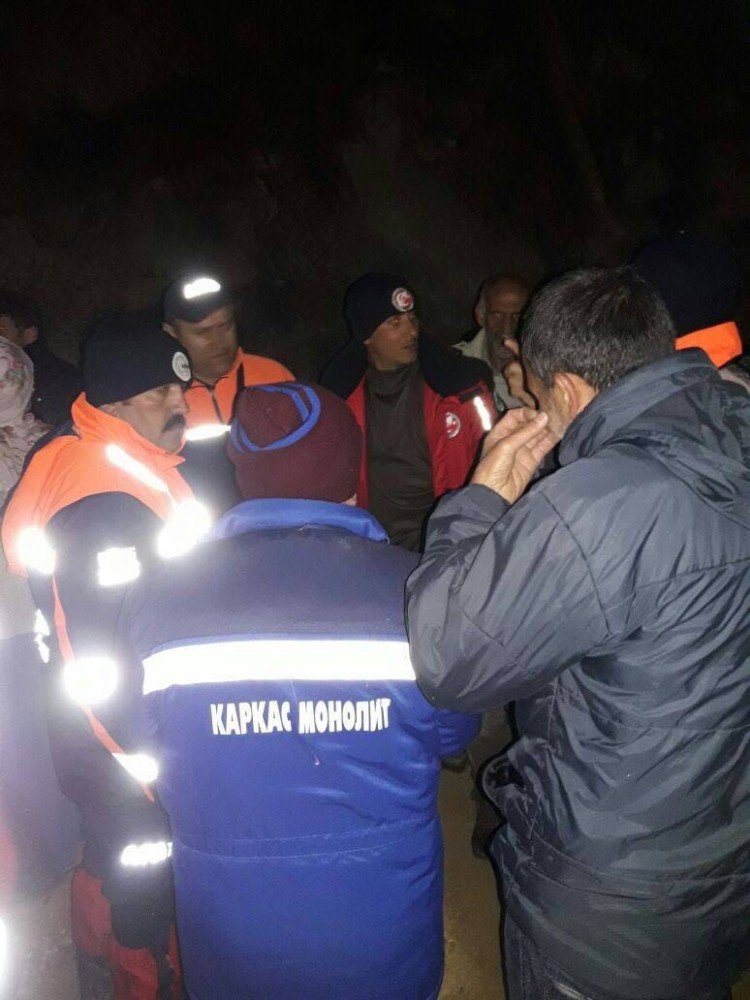 Küçük Seda Naz Kaybolduktan 10 Saat Sonra Evine 4 Kilometre Uzakta Dere Kenarında Bulundu