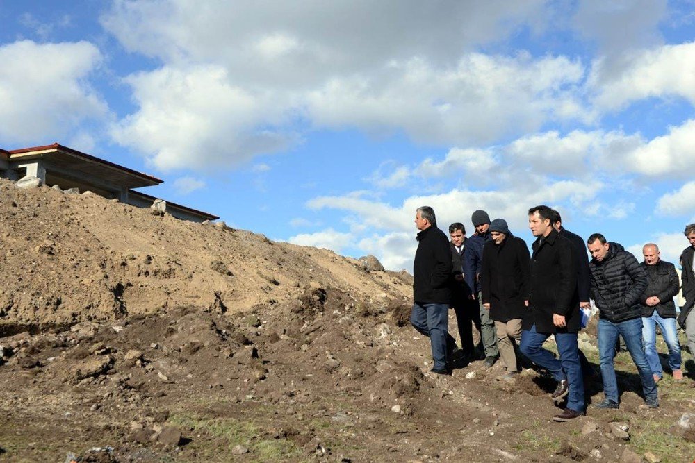 Vali Özefe, Çıldır Gölü Kenarında Yapımı Devam Eden Turizm Tesislerinin İnşaatını Denetledi