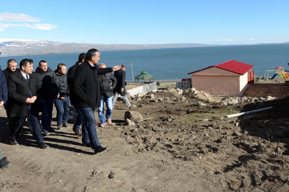 Vali Özefe, Çıldır Gölü Kenarında Yapımı Devam Eden Turizm Tesislerinin İnşaatını Denetledi