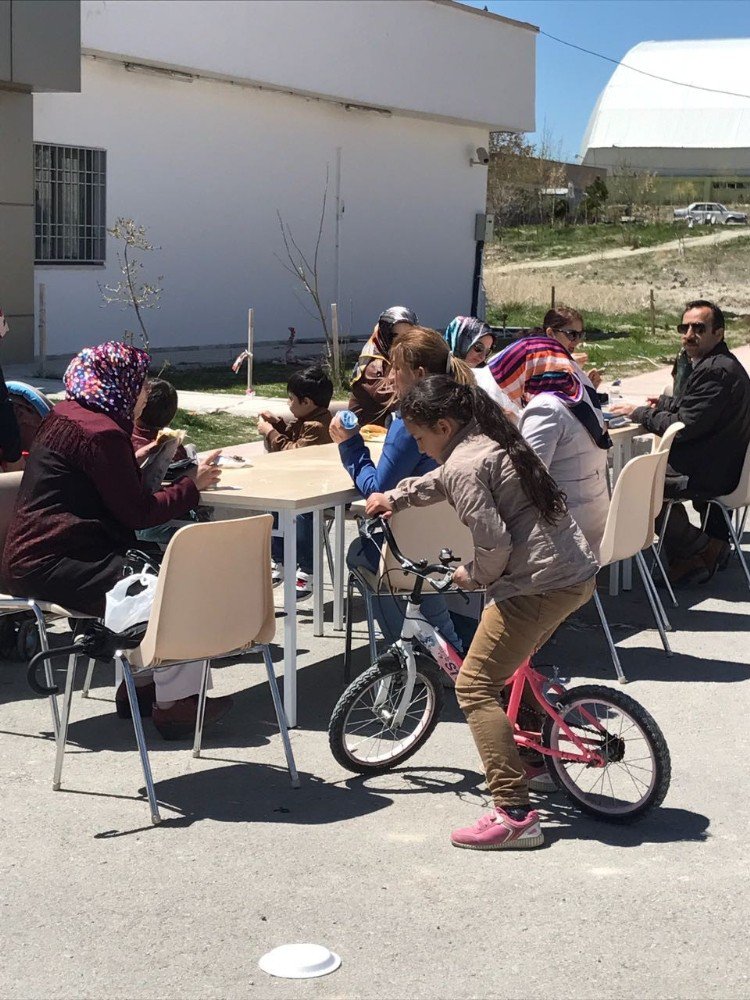 Yyü’de Fakir Öğrenciler Yararına Kermes