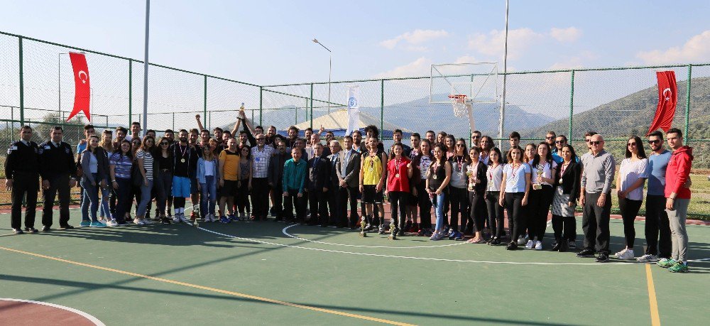 Adü’de Sokak Basketbolu Ve Futbolda Ödüller Sahiplerini Buldu