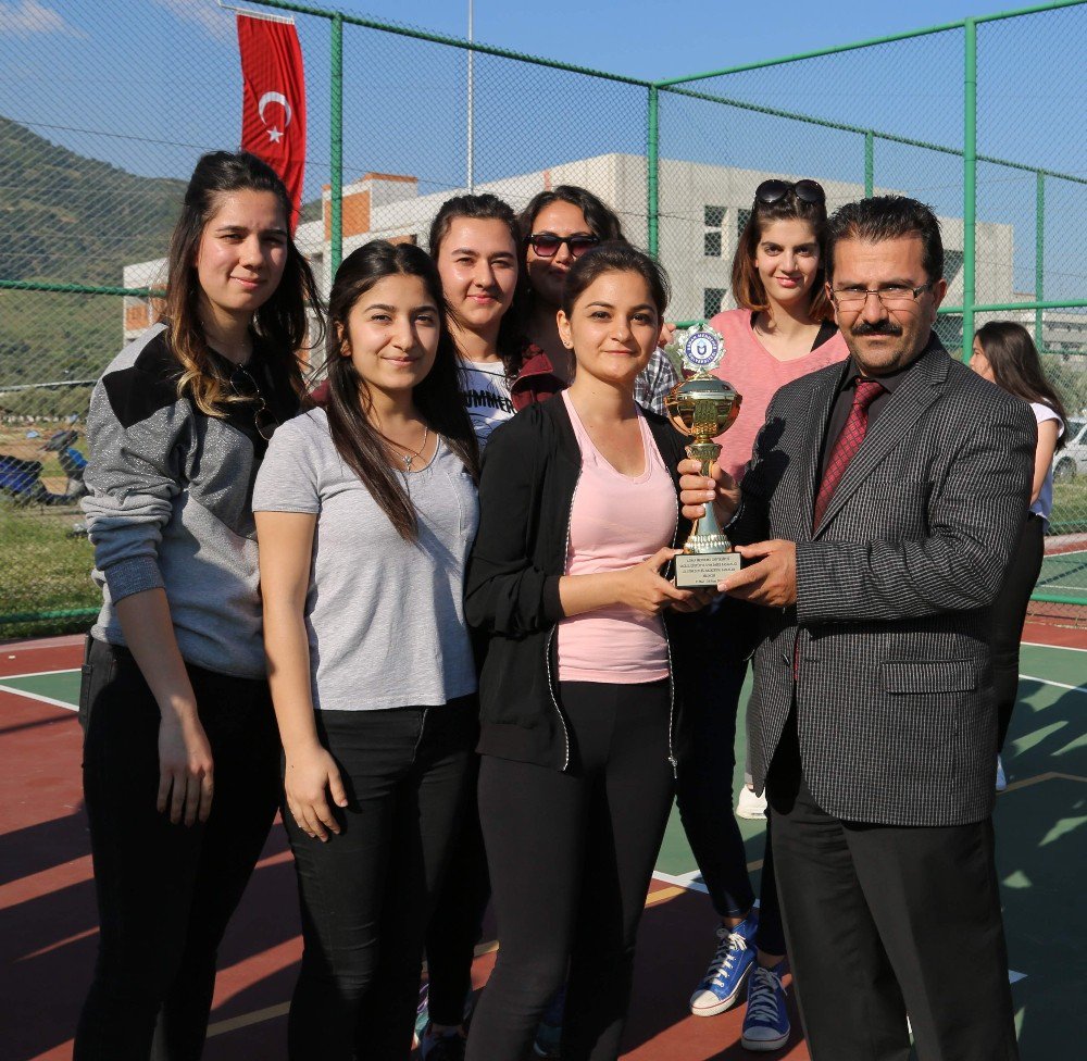 Adü’de Sokak Basketbolu Ve Futbolda Ödüller Sahiplerini Buldu