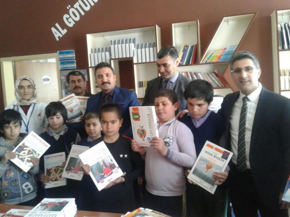 Ağrı’da Köy Okullarına Kitap Kampanyası Düzenlendi