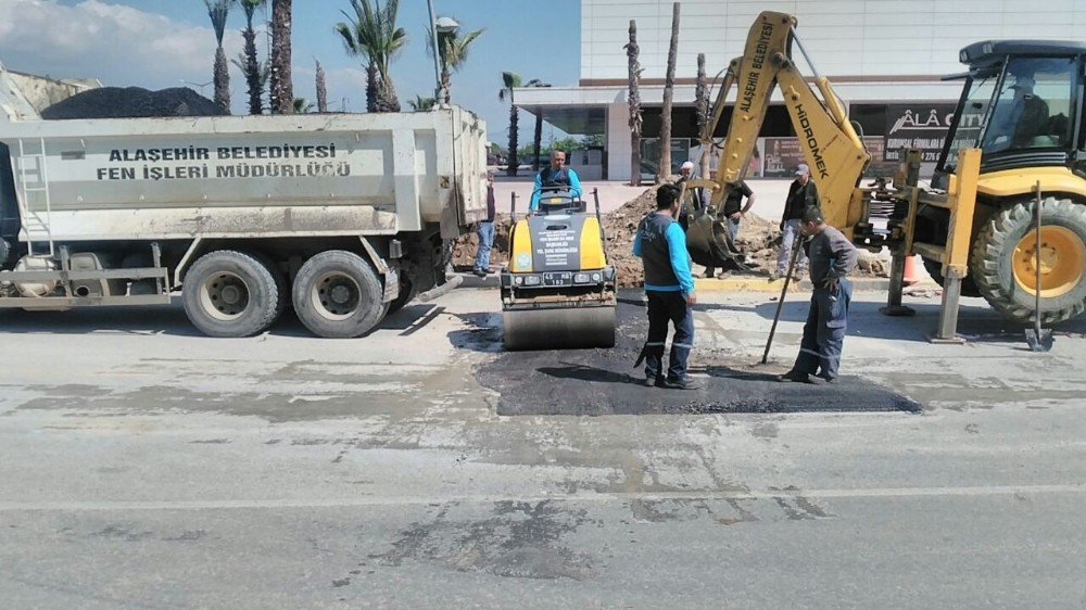 Alaşehir Merkezdeki Bozuk Yollar Onarılıyor