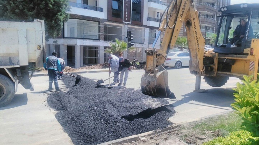 Alaşehir Merkezdeki Bozuk Yollar Onarılıyor