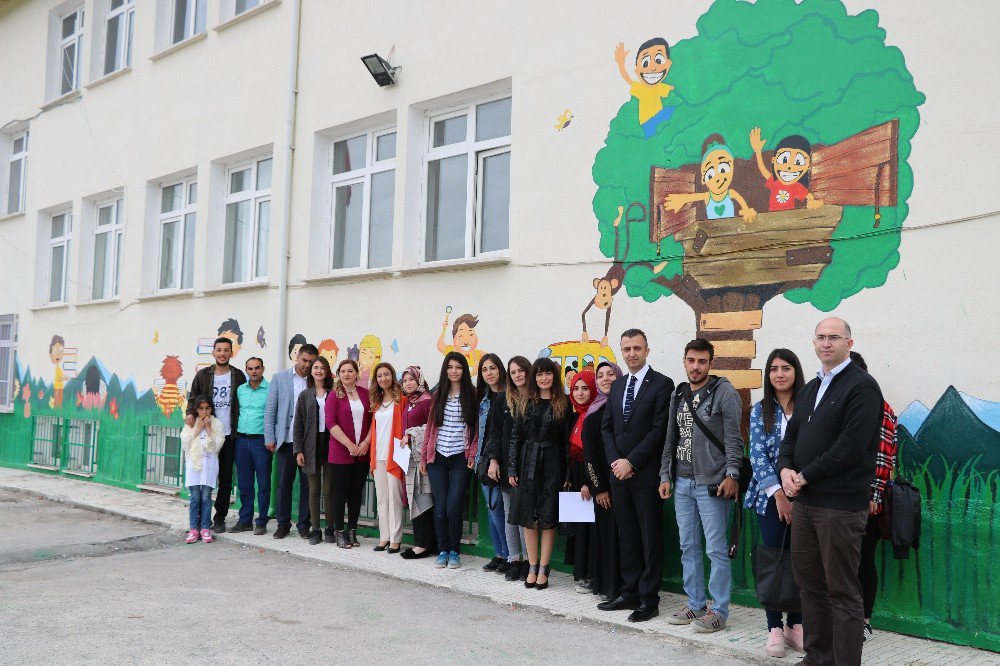 Tasarım Öğrencileri Köy Okulunu Renklendirdi