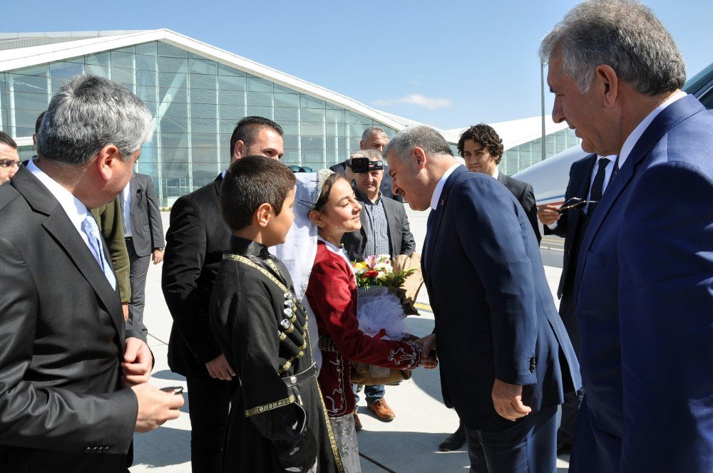 Bakan Arslan, "Bakü-tiflis-kars Demiryolu Hattı Haziranda Hizmete Girecek"