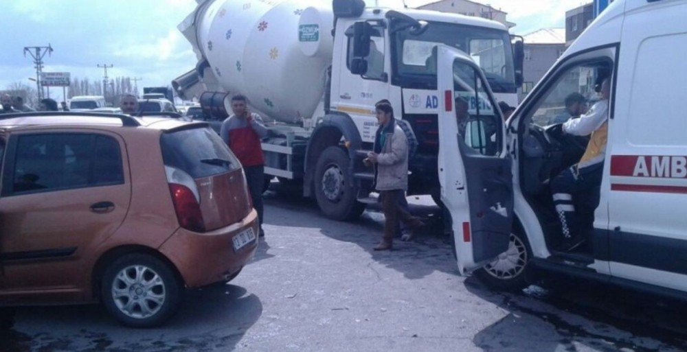 Tatvan’da Trafik Kazası: 2 Yaralı