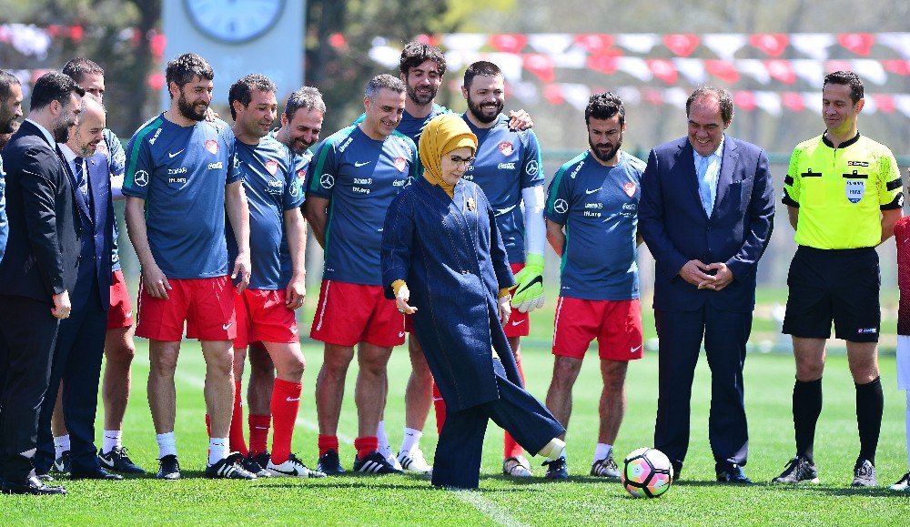 Maçın Başlama Vuruşu Emine Erdoğan’dan