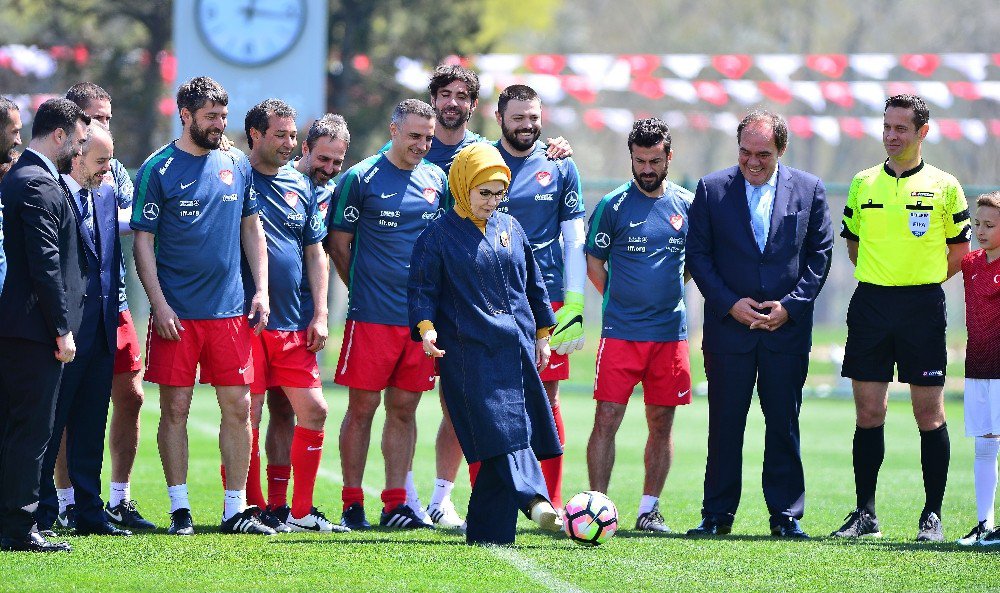 Maçın Başlama Vuruşu Emine Erdoğan’dan