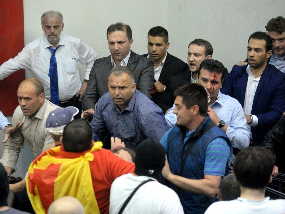 Makedonya’da Polis Meclisi Boşalttı