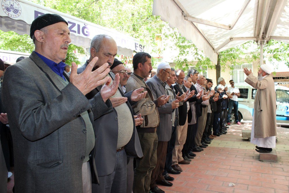 Elazığ’da Şehitler İçin Gıyabi Cenaze Namazı Kılındı