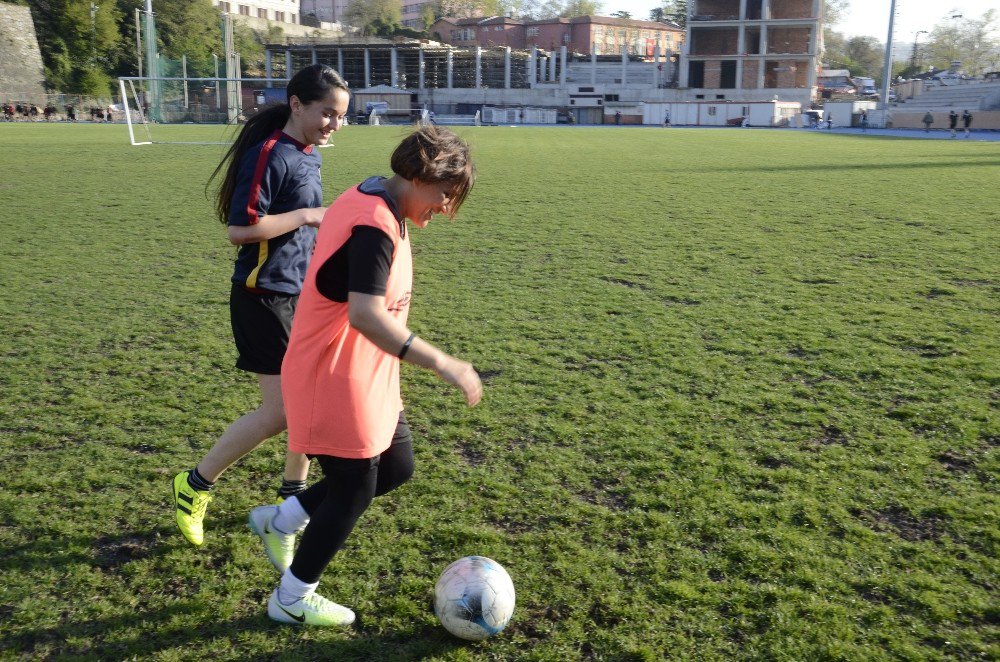 İranlı Kadın Hemşire, Futbol Yeteneğiyle Göz Dolduruyor