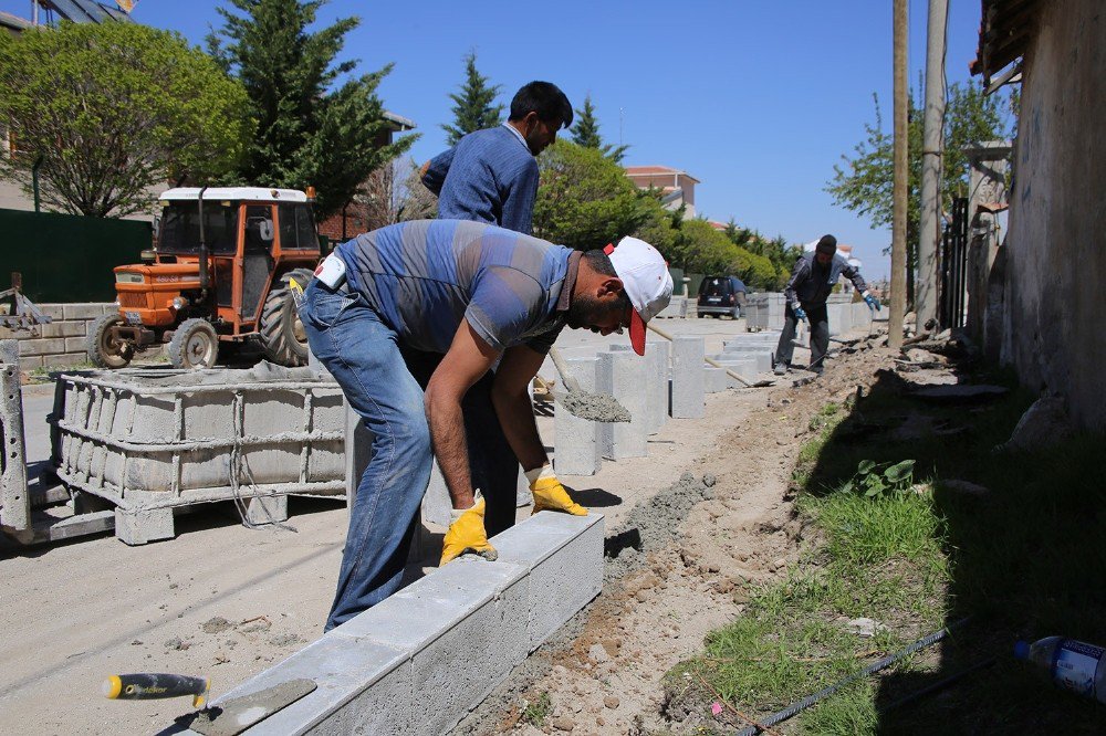 Karaman Belediyesi Kaldırım Ve Asfalt Çalışmalarını Sürdürüyor