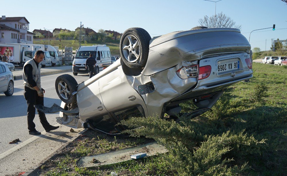 Cenaze Dönüşü Beton Mikserine Çarpan Otomobil Takla Attı