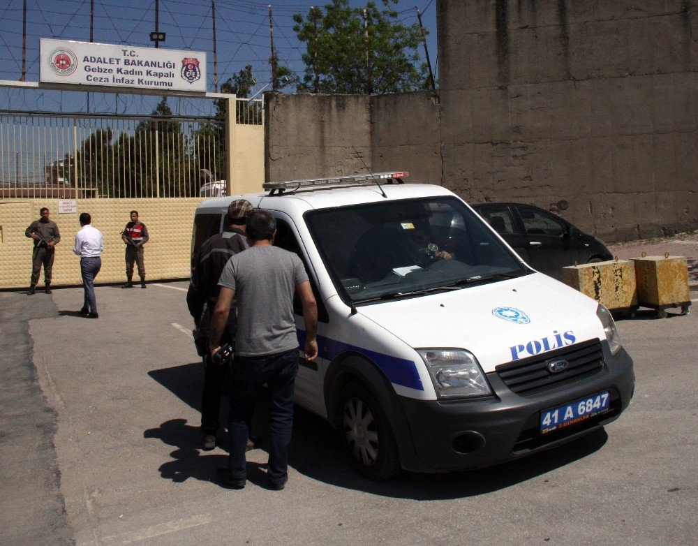 Kadın Mahkum Cezaevinde Yatağını Yaktı