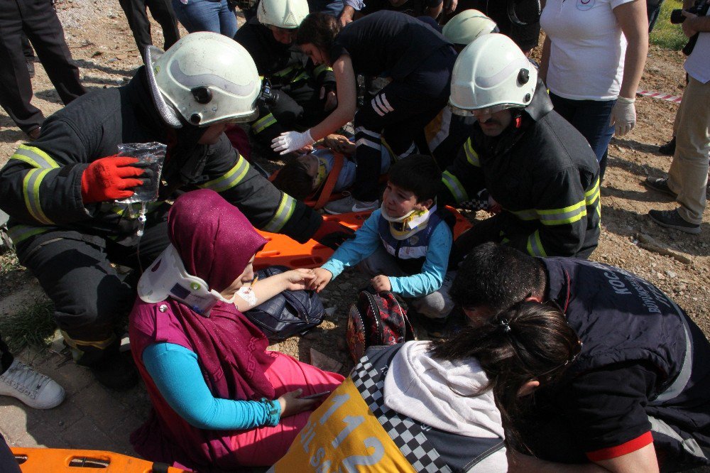 Freni Patlayan Yolcu Midibüs Şarampole Uçtu: 22 Yaralı