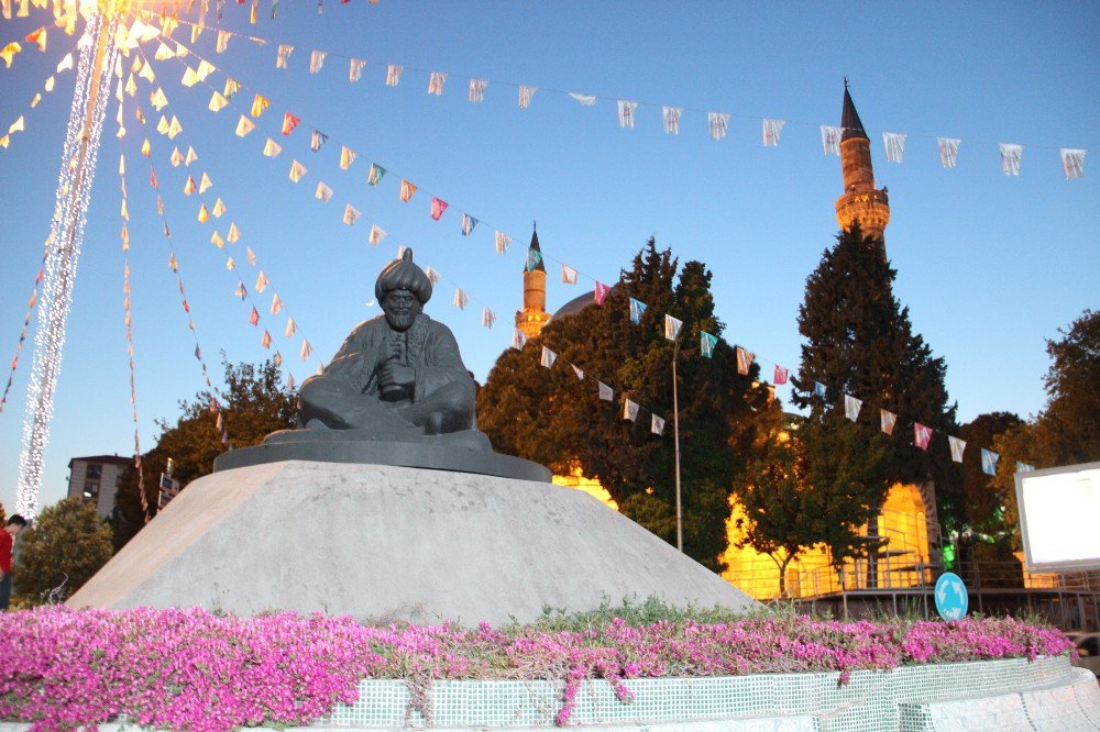 Manisa’da Geceyi Aydınlatan Fener Alayı