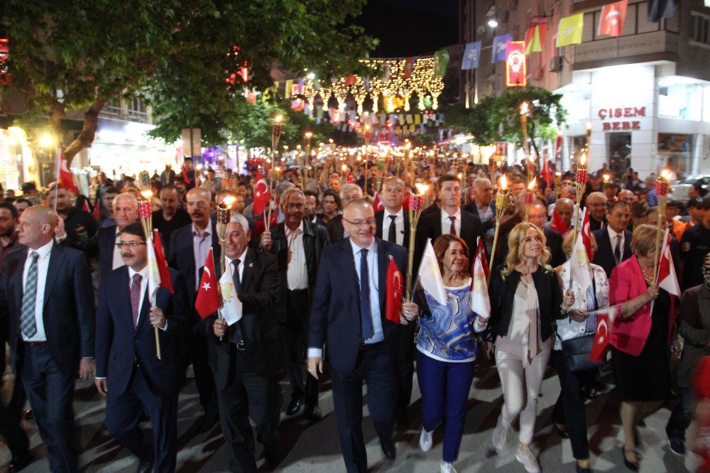 Manisa’da Geceyi Aydınlatan Fener Alayı