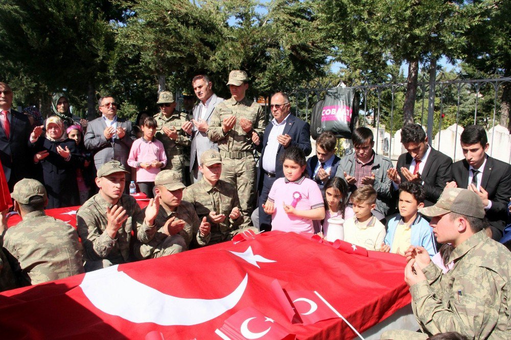 Öğrenciler, Okullarının İsmini Taşıyan Şehitlerin Kabrini Ziyaret Etti