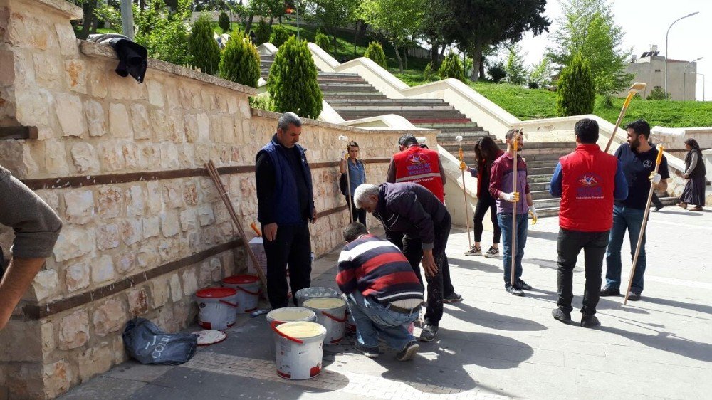 Adıyaman Kalesi Duvarlarına Yazılan Kötü Yazılar Siliniyor