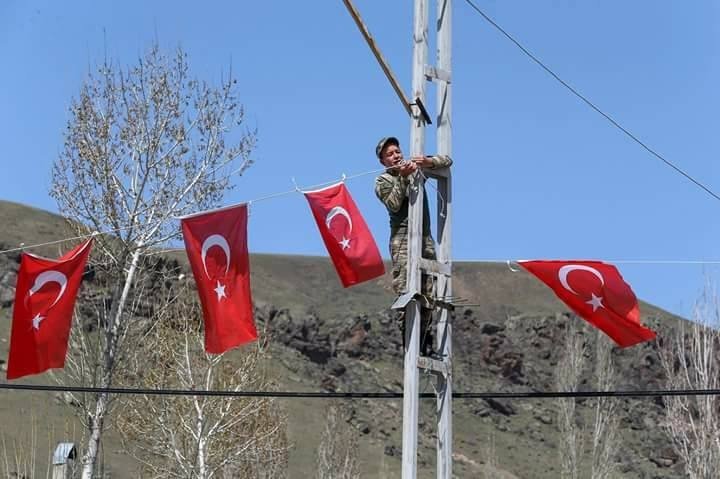 Türk Bayraklarıyla Şehit İçin Asıldı