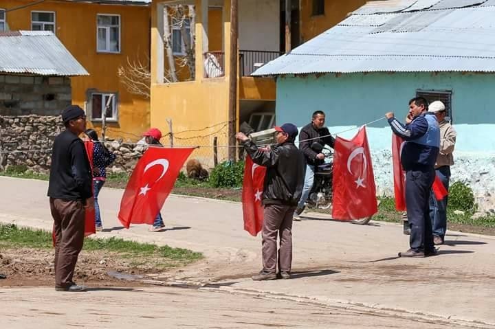 Türk Bayraklarıyla Şehit İçin Asıldı