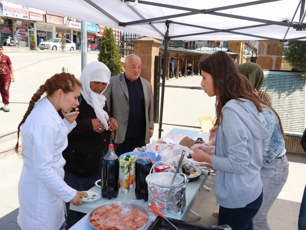 Yozgat’ta Öğrenciler Türkmen Aileler İçin Kermes Düzenledi