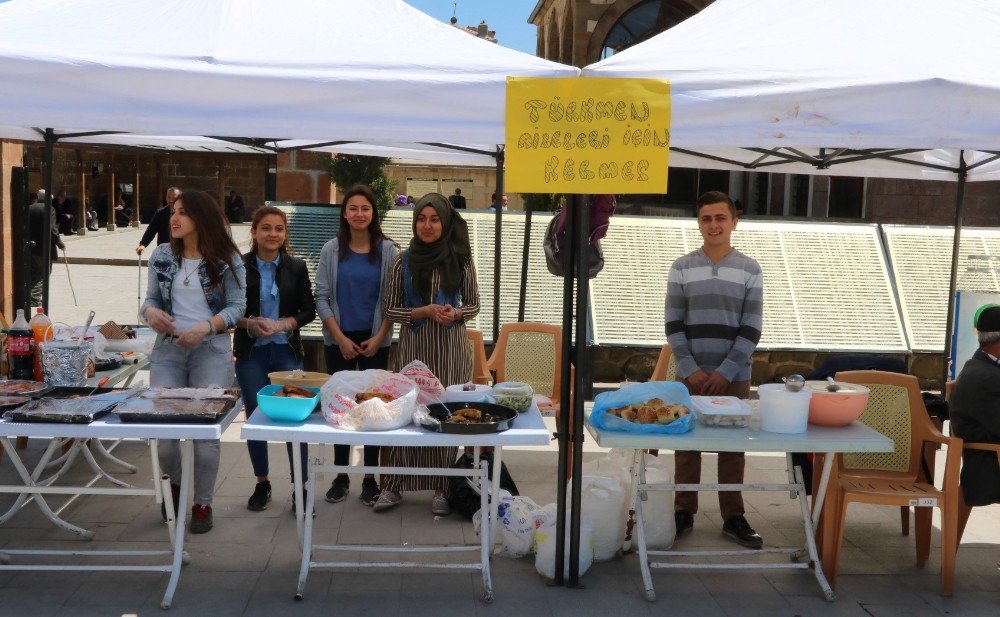 Yozgat’ta Öğrenciler Türkmen Aileler İçin Kermes Düzenledi