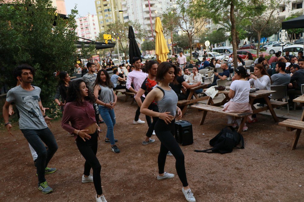 Adana’da Cafe Ve Caddelerde Dünya Dans Günü Etkinliği