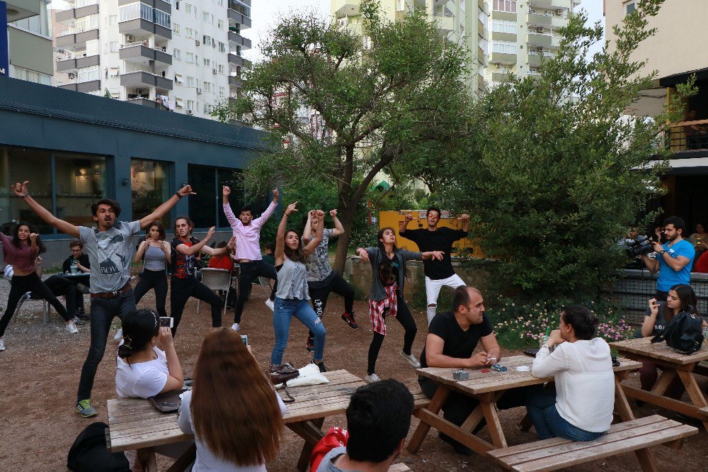 Adana’da Cafe Ve Caddelerde Dünya Dans Günü Etkinliği