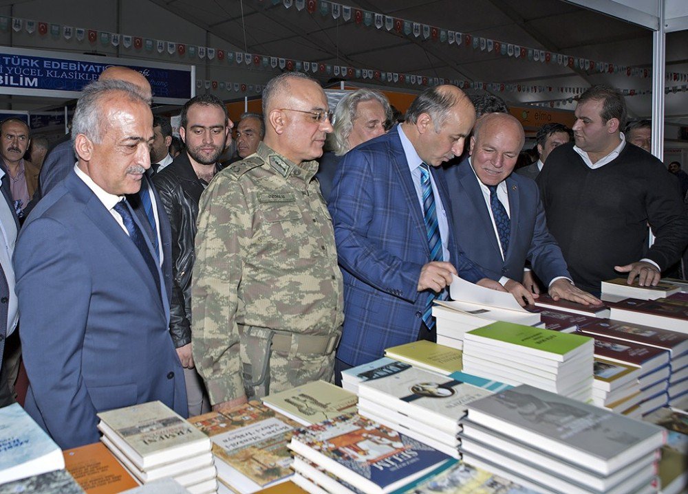 Rektör Çomaklı, Erzurum Kitap Fuarı’nın Açılışına Katıldı