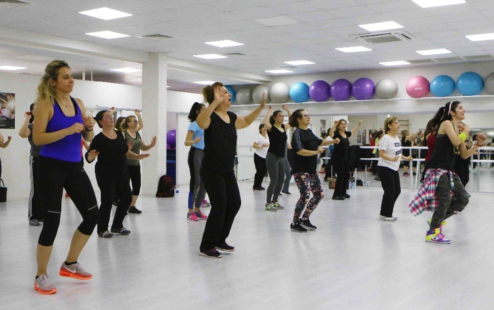 Kadınlar Fazla Kilolarından Zumba İle Kurtuluyor