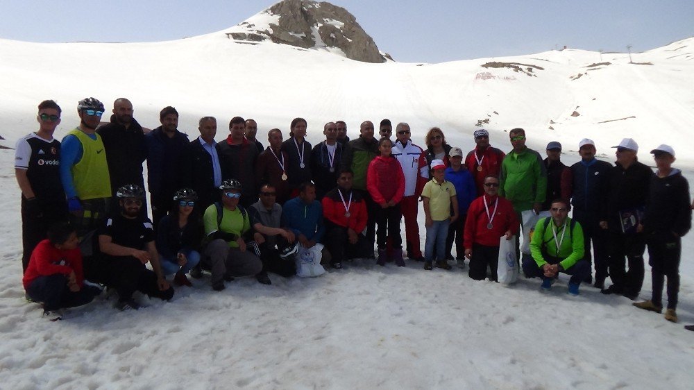 Hakkari’de Valilik Kupası Kayak Yarışması Düzenlendi