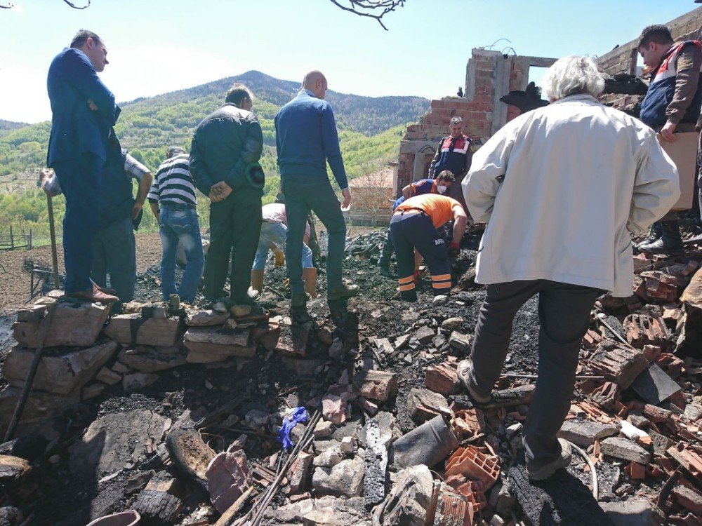 Alevlerin Arasında Kalan Kadının Cesedi Bulunamadı