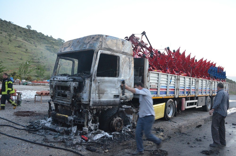 Kula’da Seyir Halindeki Tır Alev Aldı