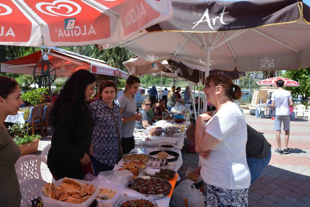 Yabancılar Yöresel Lezzetleri Tattı