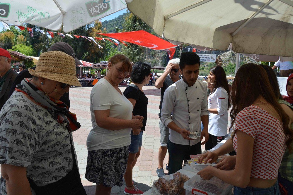 Yabancılar Yöresel Lezzetleri Tattı