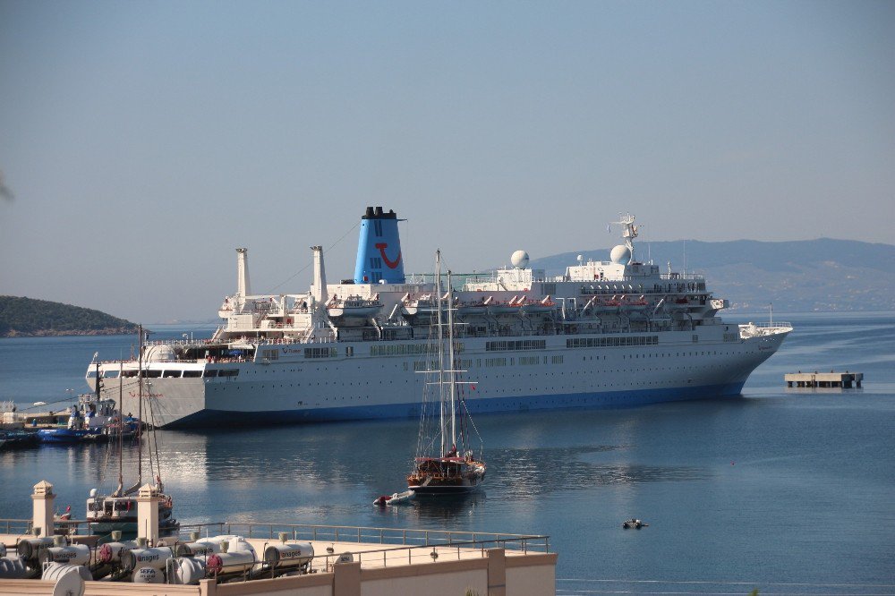 Bodrum’a Sezonun İlk Gemisi Geldi Bin 200 Yolcuyla Geldi