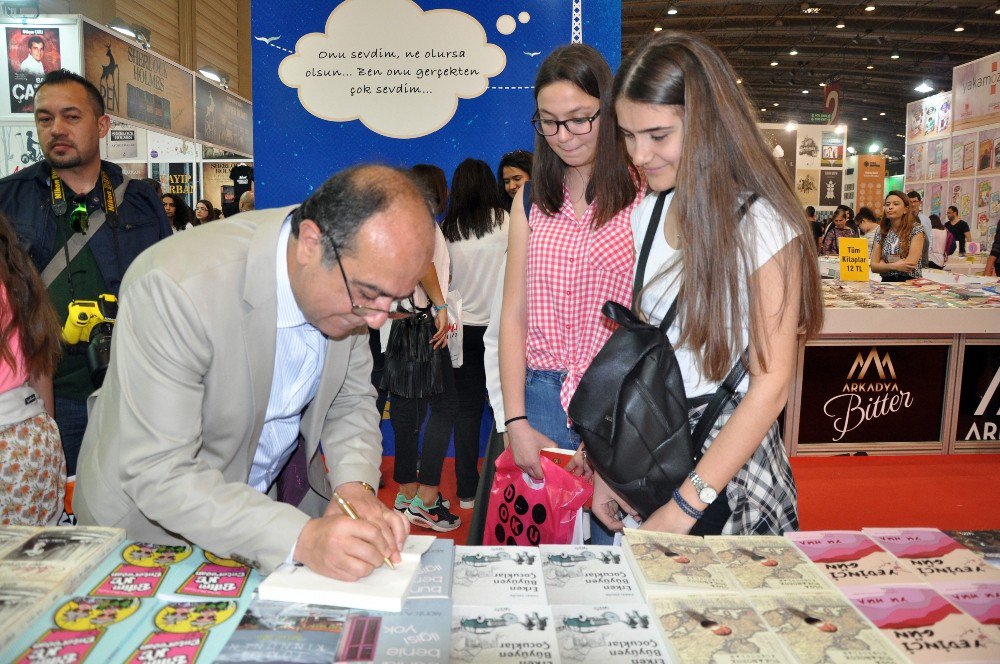 Yazar Ve Emekli Polis Ercan Ersoy Kitap Fuarı’nda Kitabını İmzaladı