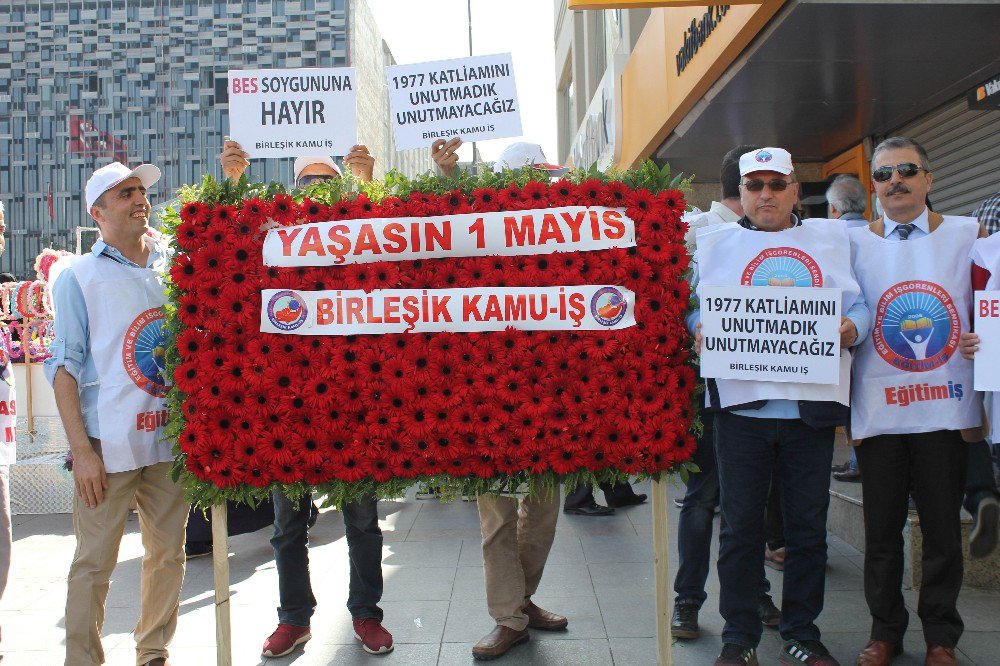 Taksim’de Birleşik Kamu-iş Üyeleri Cumhuriyet Anıtı’na Çelenk, Kazancı Yokuşu’na Karanfil Bıraktı