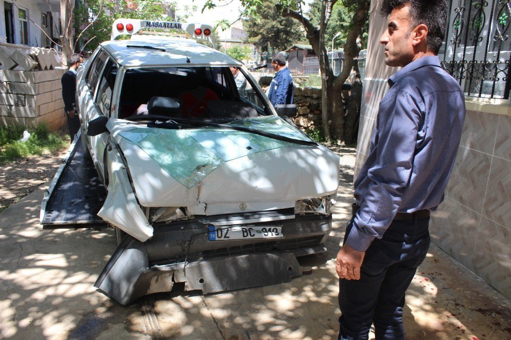 Misafirliğe Gittiği Evin Bahçesine Otomobille Daldı: 4 Yaralı