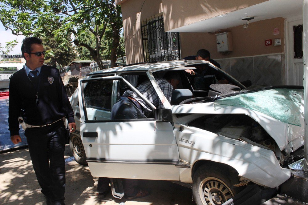 Misafirliğe Gittiği Evin Bahçesine Otomobille Daldı: 4 Yaralı