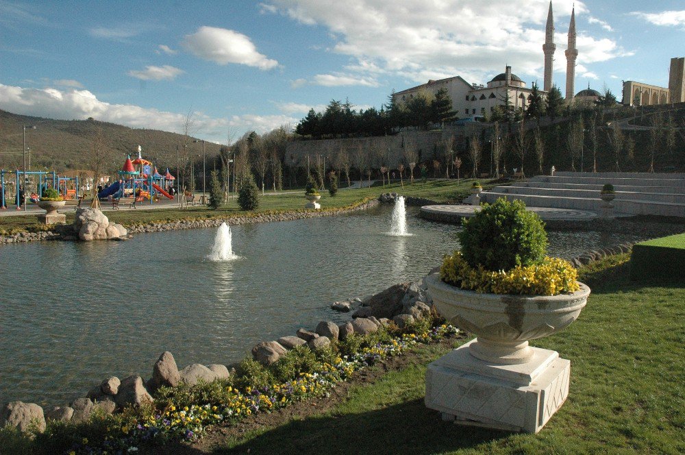 Ankara Büyükşehir’den Çevre İlçe Meydanlarına Da Çiçek Vazoları