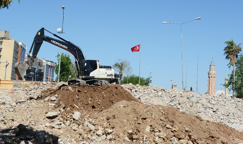 Cumhuriyet Meydanı’nda Çalışmalar Başladı