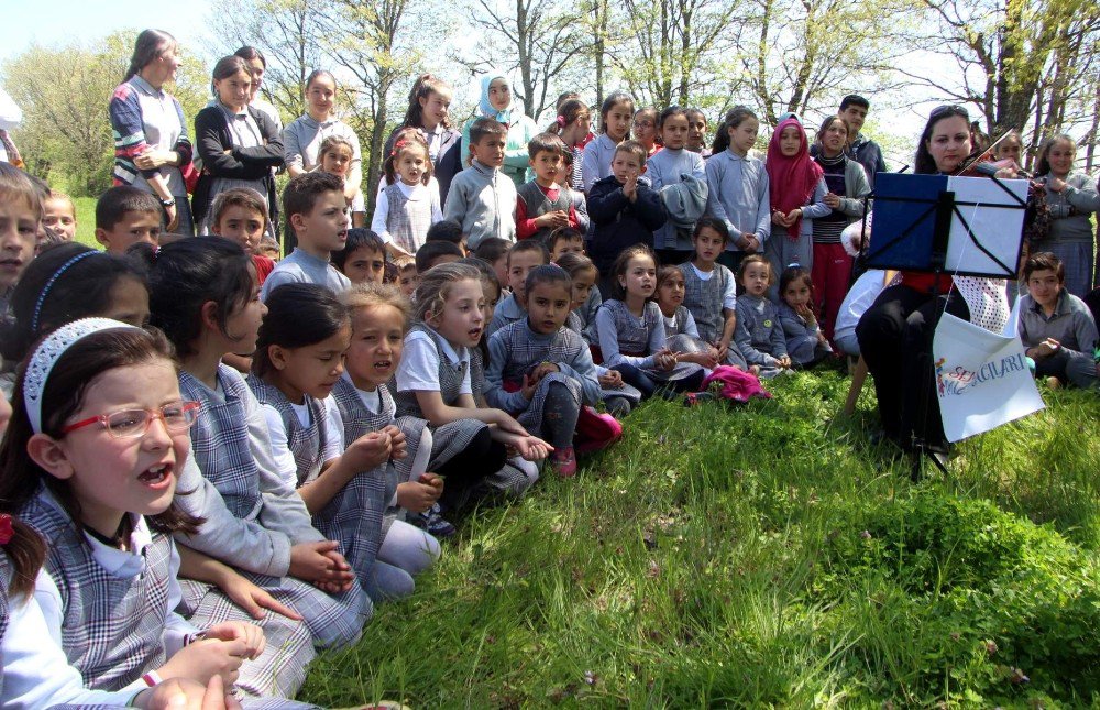 Dağda Orkestra Kurup Köy Çocuklarına Konser Verdiler